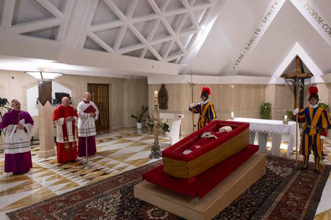 VATICAN-RELIGION-POPE-OBIT Papa Francisco em seu caixão, em foto divulgada pelo Vaticano nesta terça-feira, 22 de abril de 2025.