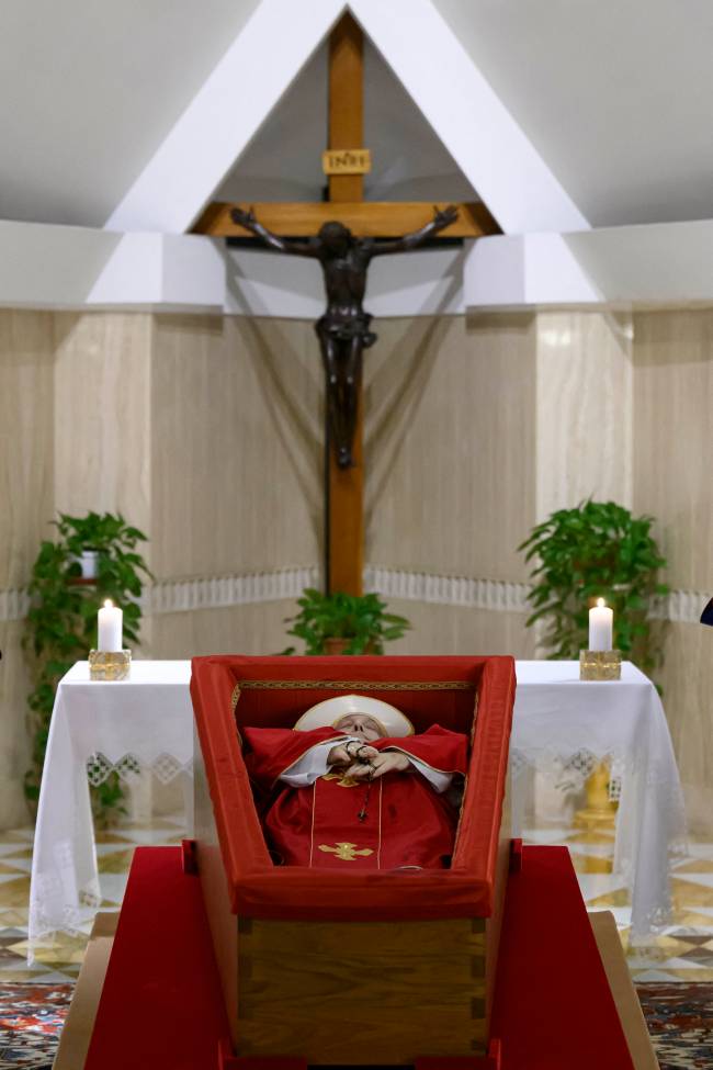 VATICAN-RELIGION-POPE-OBIT Papa Francisco em seu caixão, em foto divulgada pelo Vaticano nesta terça-feira, 22 de abril de 2025.