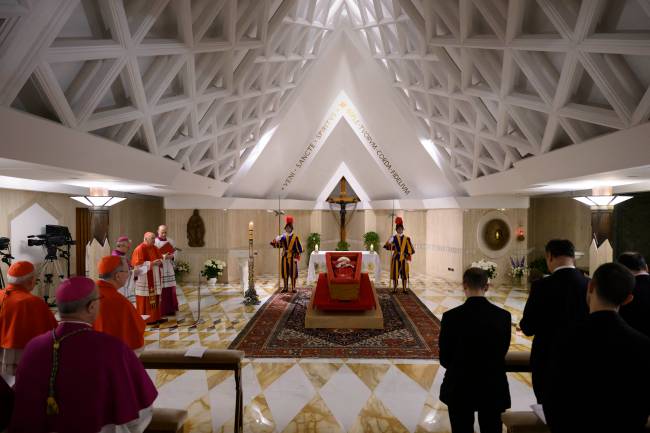 VATICAN-RELIGION-POPE-OBIT Papa Francisco em seu caixão, em foto divulgada pelo Vaticano nesta terça-feira, 22 de abril de 2025.