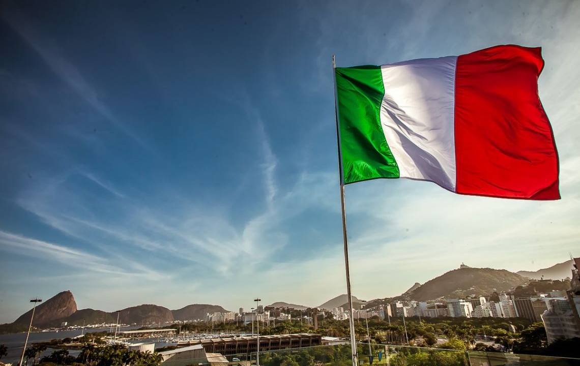 Bandeira da Itália no terraço do edifício do consulado-geral da Itália no Rio