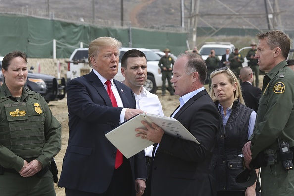 Donald Trump e seu indicado para comandar a Agência de Alfândega e Proteção de Fronteiras dos EUA, Rodney Scott (esquerda).