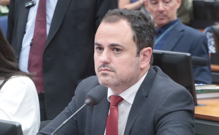 Em sua defesa, Glauber Braga diz que Novo e MBL são ligados ao fascismo