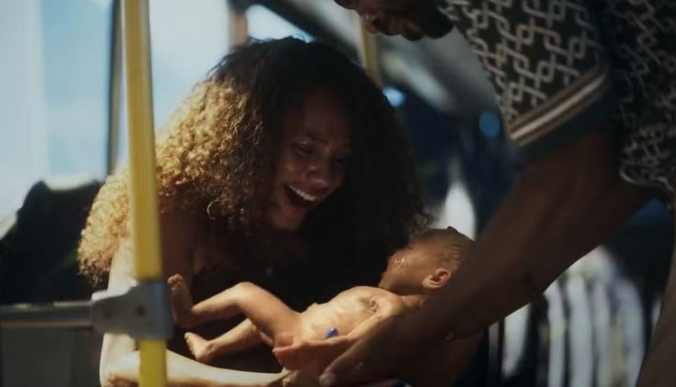Madá (Jéssica Ellen) e Jão (Fabrício Boliveira) dão à luz filho em 'Volta por Cima', novela das 7 da Globo