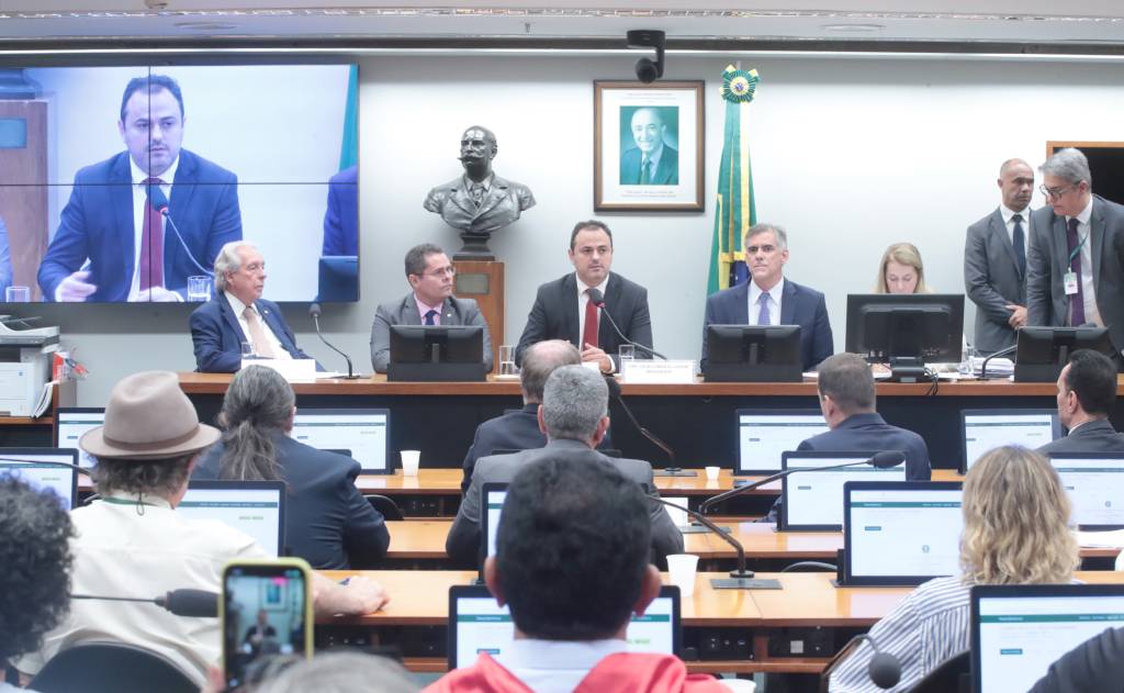 Deputado é chamado de ‘desgraçado’ ao votar pela cassação de Glauber Braga