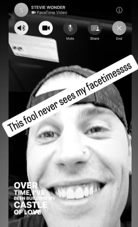 justin Post de Justin Bieber ironizando cegueira de Stevie Wonder