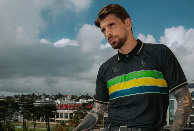 HOMENAGEM - O quarto uniforme do Estoril Praia, que presta tributo a Ayrton Senna: Baseado no design do capacete e nas cores do carro Lotus 97T