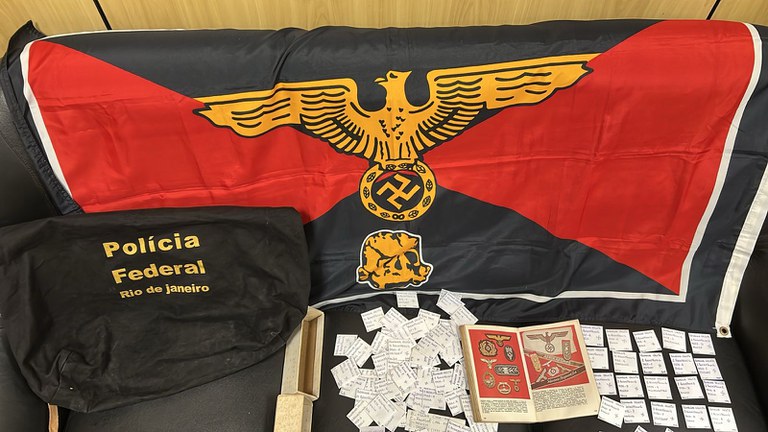 Objetos apreendidos pela PF em cumprimento de mandado de busca e apreensão, nesta terça-feira, no Rio de Janeiro