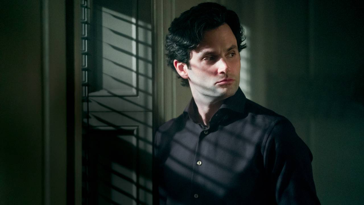 FALSO PROTETOR - Joe (Penn Badgley): ator precisou alertar sobre romantização