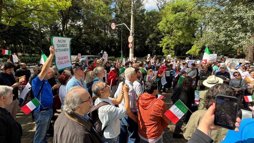 ‘Decreto da vergonha’: protesto repudia limitação de cidadania italiana