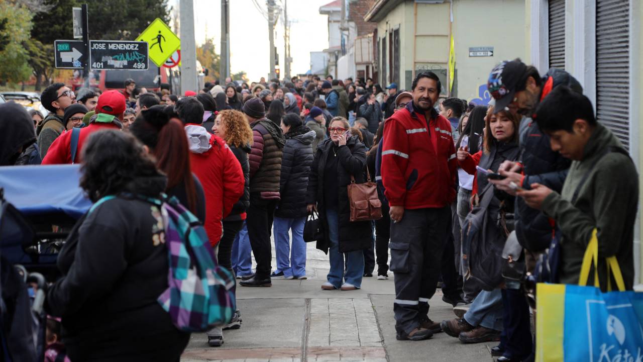 People take to the streets in Punta Arenas, Chile, on May 2, 2025, after a major 7.5-magnitude earthquake struck in the Drake Passage, the body of water separating South America and Antarctica. The US Geological Survey (USGS) said the quake struck in the Drake Passage at a shallow depth of 10 kilometers (6.2 miles), 219 kilometers from the city of Ushuaia in Argentina and a similar distance from the Chilean town of Puerto Williams. (Photo by Tomas GUTIERREZ / AFP)