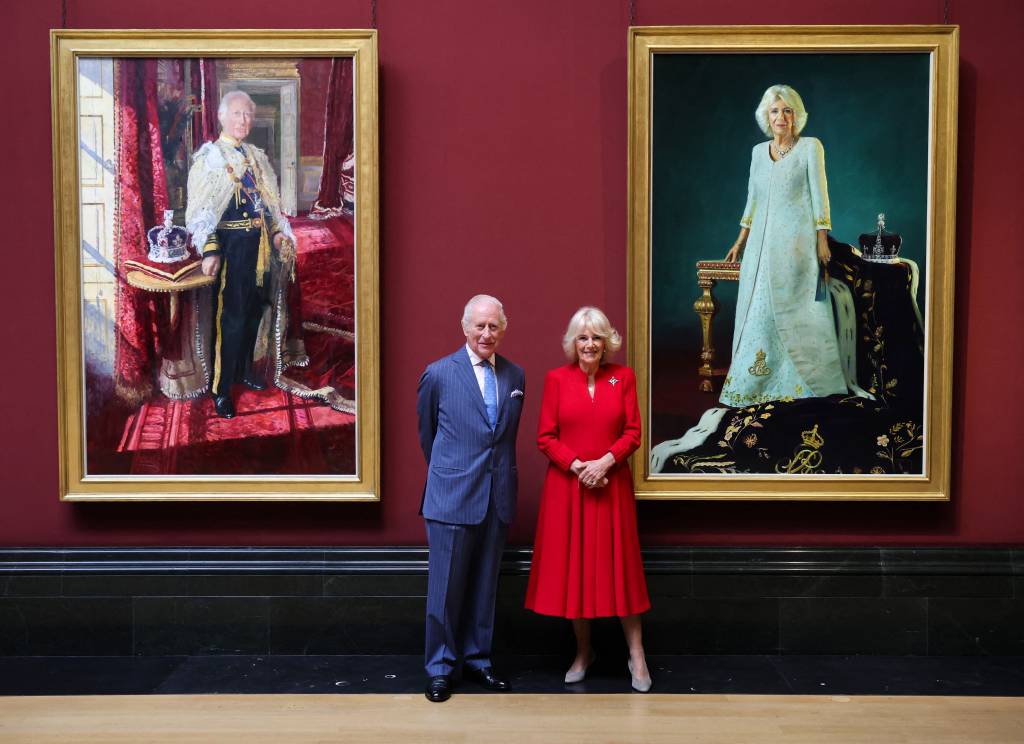 Rei Charles e Camilla revelam retratos oficiais para marcar aniversário da coroação