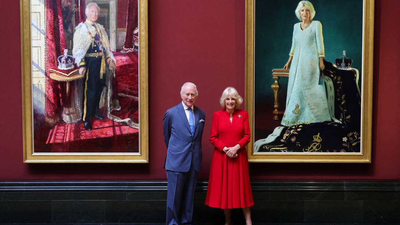 O Rei Charles III da Grã-Bretanha e a Rainha Camilla posam com seus retratos oficiais de Estado da Coroação