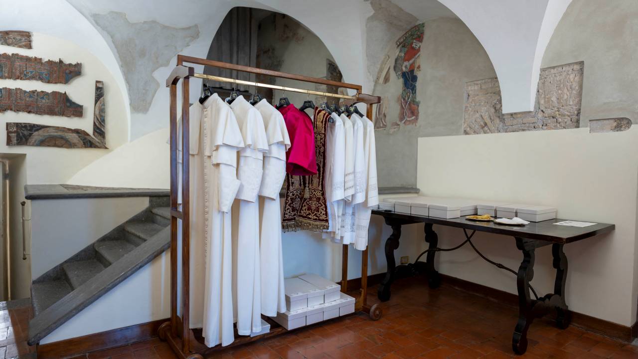 This photo handout on May 6, 2025 by The Vatican Media shows the "Room of Tears", a small room next to the Sistine Chapel, with the vestments of the next Pope displayed in three different sizes, on the eve of the conclave at the Vatican. (Photo by Handout / VATICAN MEDIA / AFP) / RESTRICTED TO EDITORIAL USE - MANDATORY CREDIT "AFP PHOTO / VATICAN MEDIA" - NO MARKETING - NO ADVERTISING CAMPAIGNS - DISTRIBUTED AS A SERVICE TO CLIENTS