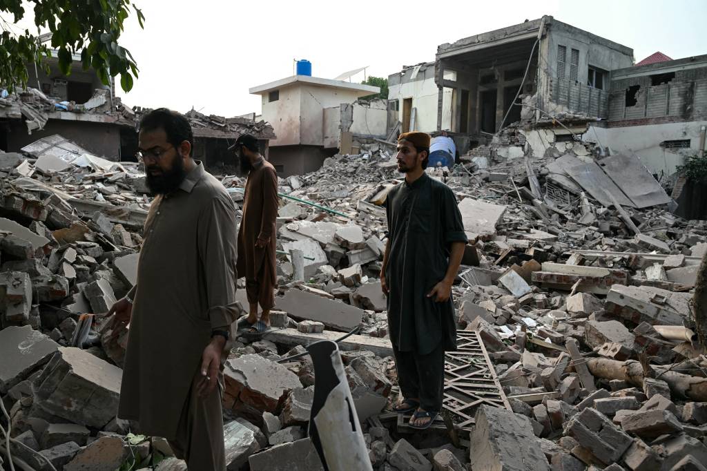 Índia e Paquistão intensificam conflito, maior conflagração militar entre os países em 50 anos