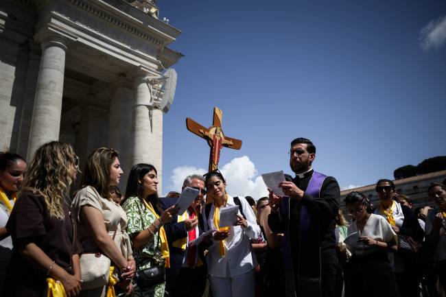 VATICAN-RELIGION-POPE-CONCLAVE Faithful enter St Peter's Square ahead of the conclave to elect the next pope at the Vatican, in The Vatican, on May 7, 2025. (Photo by JEFF PACHOUD / AFP)