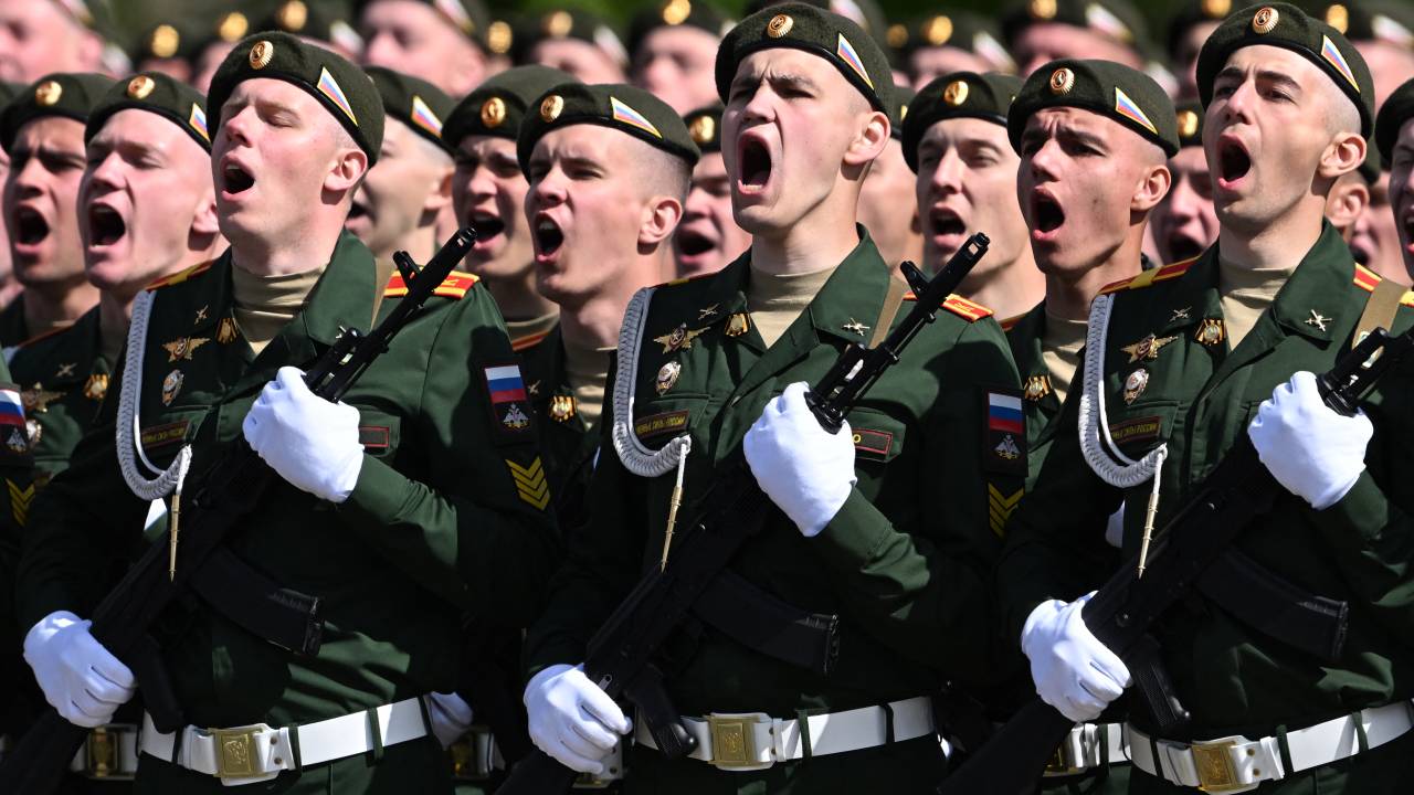 Militares russos marcham na Praça Vermelha durante o desfile militar do Dia da Vitória, no centro de Moscou. 09/05/2025