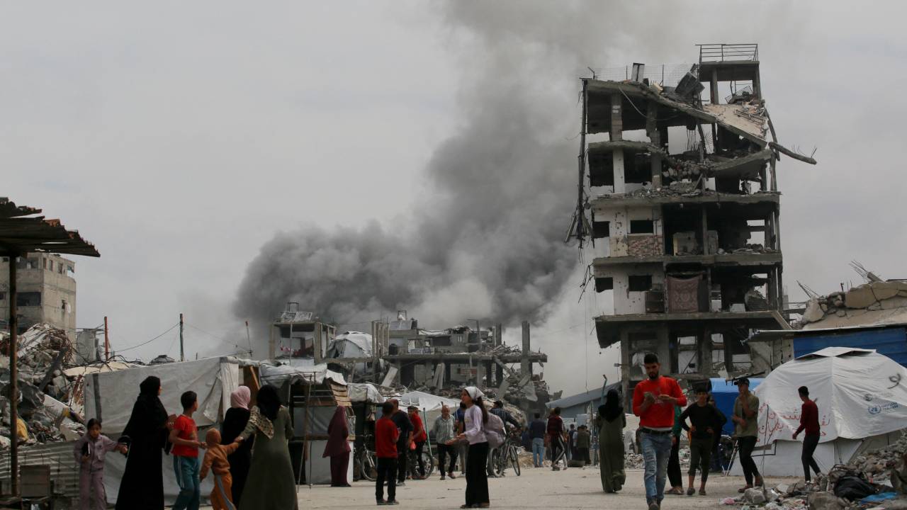 Palestinos fogem de ataque israelense no norte de Gaza. 15/05/2025