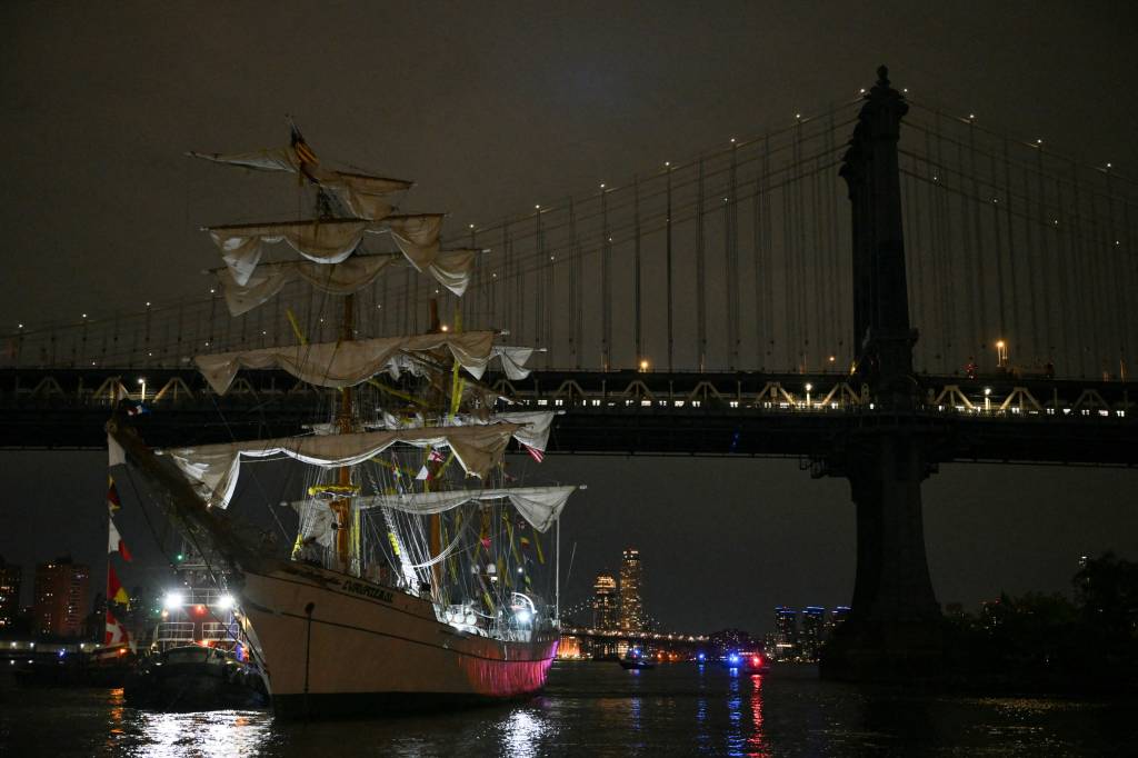 Vídeo: navio da Marinha mexicana bate em ponte em Nova York e deixa dois mortos