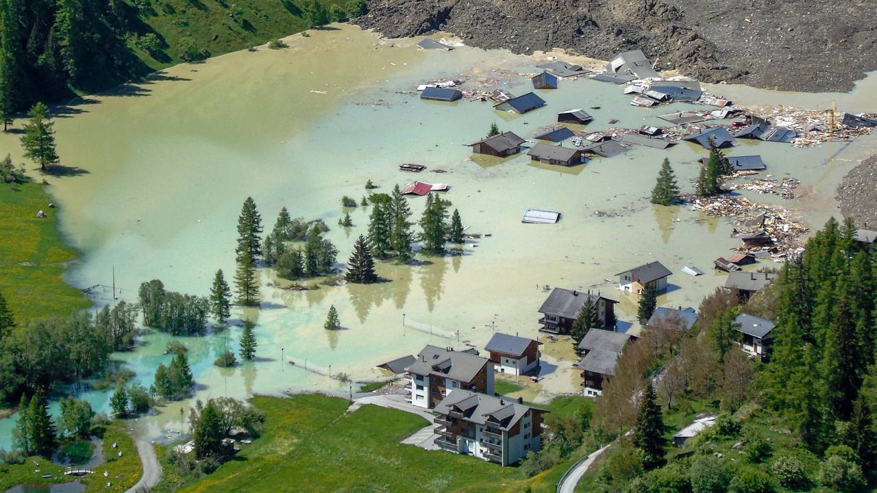 Parte de geleira desaba nos Alpes Suíços, criando uma avalanche de gelo, lama e rochas em Blatten, um vilarejo de 300 habitantes. 29/05/2025