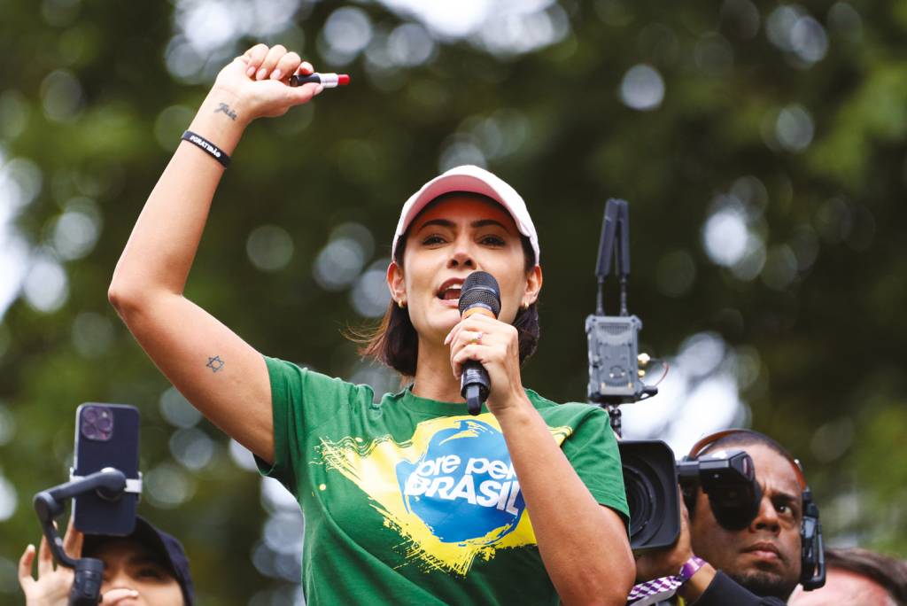056_muezima_protesto_sp_06042025_0040.jpg ELOGIOS - Sobre Michelle: “Ela tem uma rejeição muito baixa e um discurso muito próximo das pessoas evangélicas”