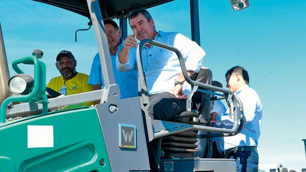 Último dos tucanos, Eduardo Riedel entra na mira de gigantes partidários