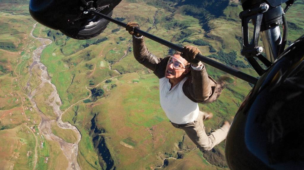 Tom Cruise ri na cara do perigo em despedida de ‘Missão: Impossível’
