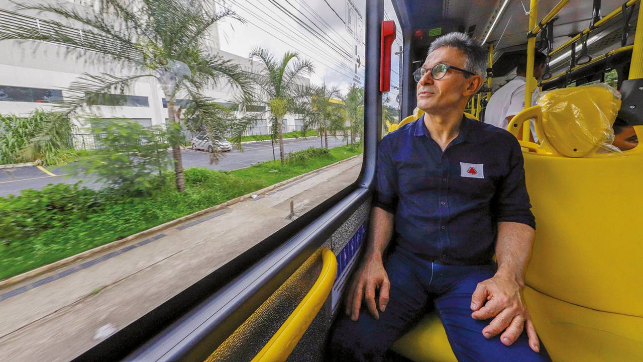 AMBIÇÃO - O governador de Minas Gerais em um ônibus: movimentação crescente para ganhar mais visibilidade nacional