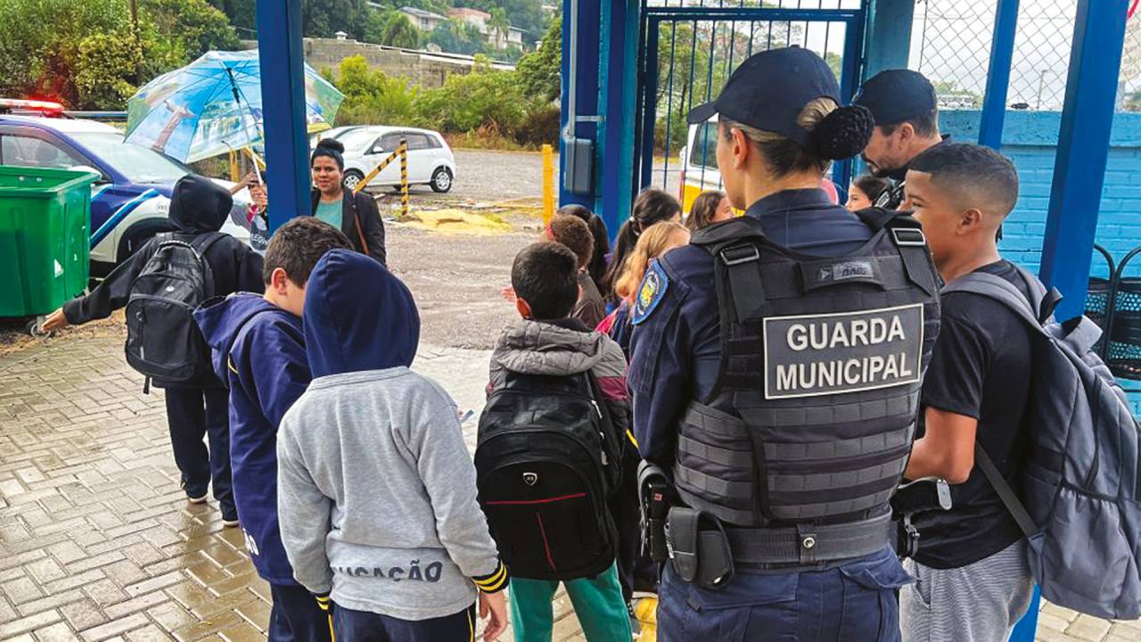 TENSÃO - Guarda civil na escola João de Zorzi, em Caxias do Sul: reforço após alunos atacarem docente durante uma aula