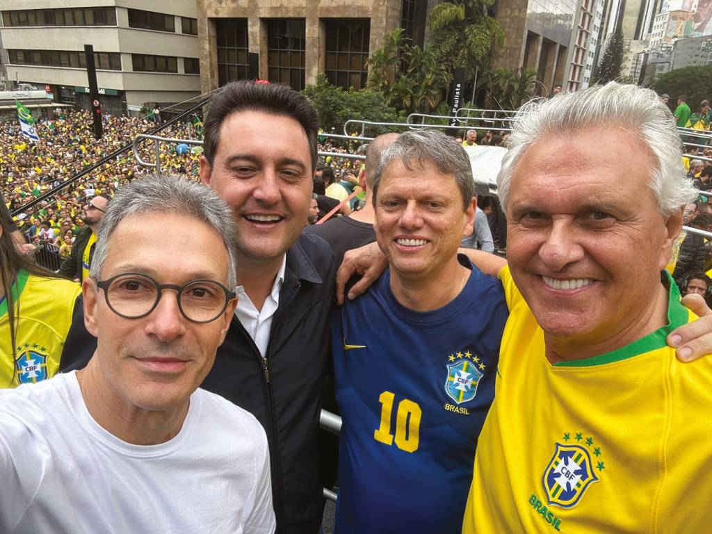 2—ATO-PRO-ANISTIA—GOVERNADORES-2025-4-b.jpg À DIREITA - Com Ratinho, Tarcísio e Caiado: união, por enquanto, só na foto