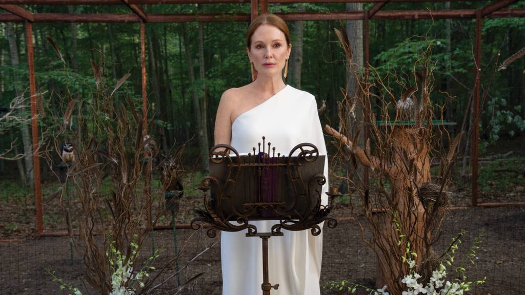 2 – SERIE – SEREIAS e.jpg Sirens. Julianne Moore in episode 102 of Sirens. Cr. Macall Polay/Netflix © 2025