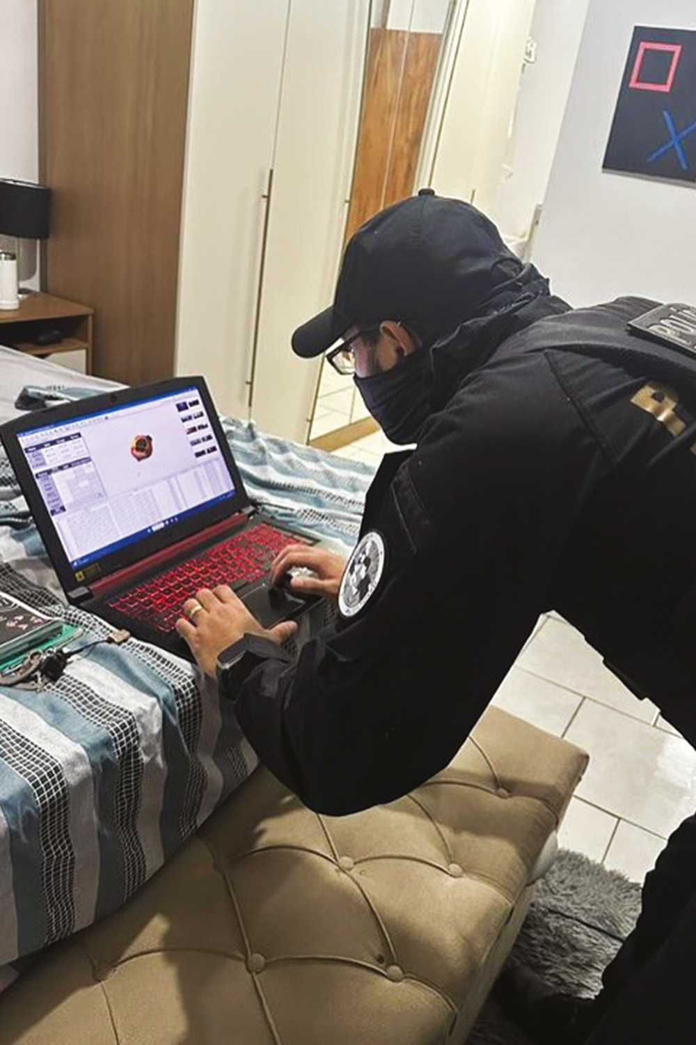 2D-(1)-64767887989.jpg NA MIRA - Agente em ofensiva contra violência infantil: cerco cada vez maior