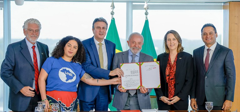 Presidente Luiz Inácio lula da Silva assina decreto que regula educação à distância no Ensino Superior