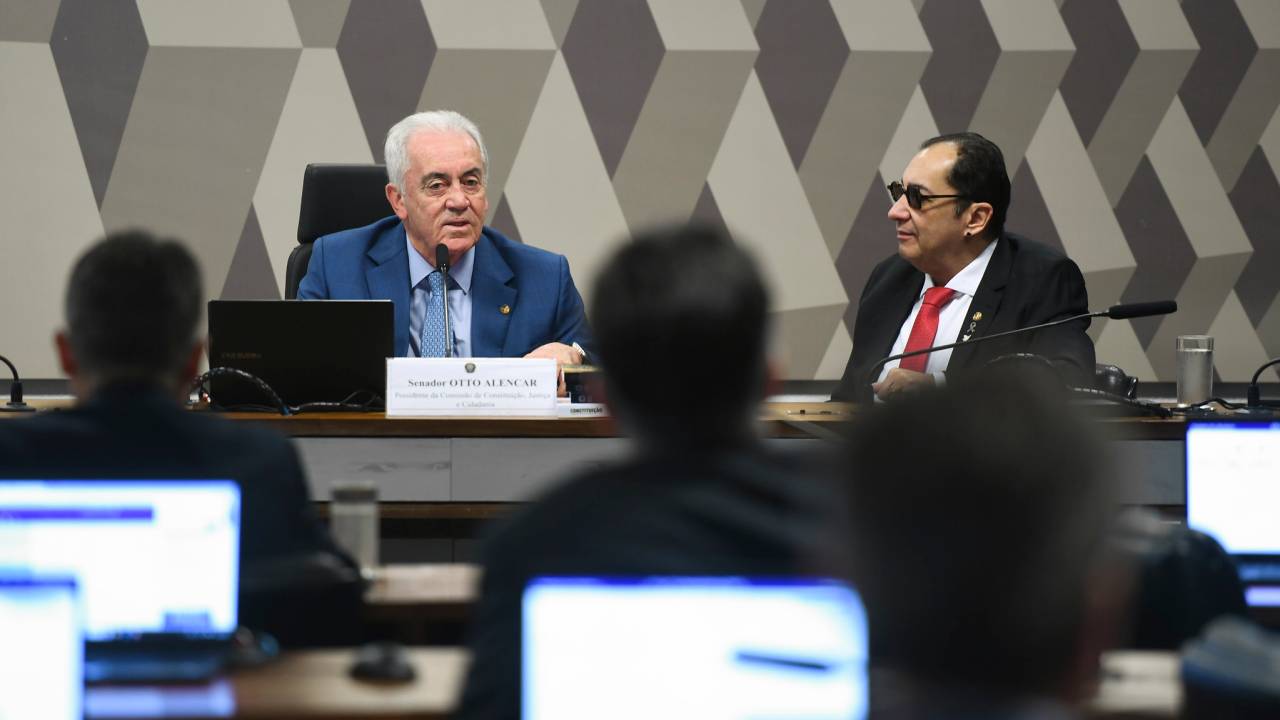 Presidente da CCJ do Senado, Otto Alencar (esq.), e autor da PEC do fim da reeleição, Jorge Kajuru