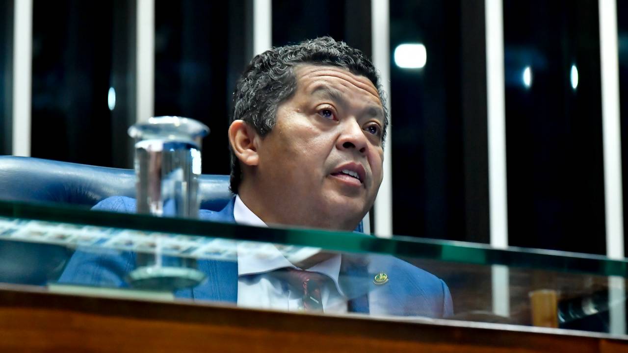Beto Faro no plenário do Senado