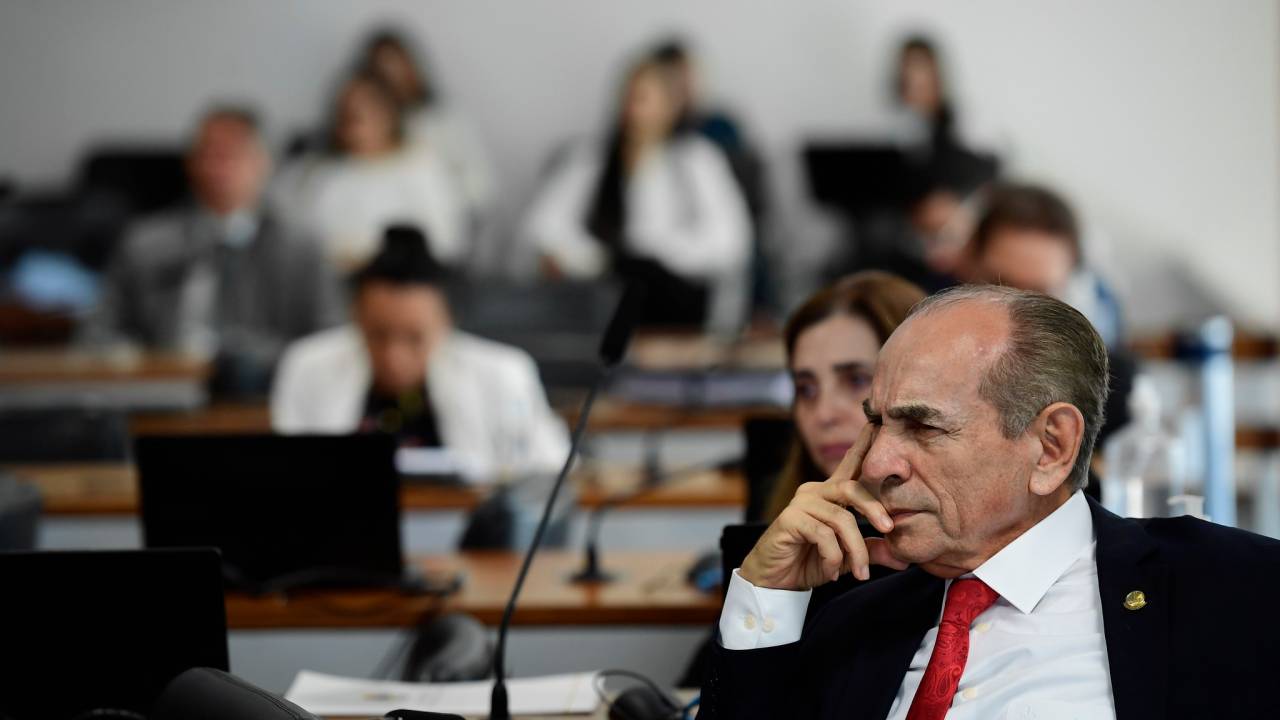 O relator da PEC do fim da reeleição, senador Marcelo Castro: votação adiada