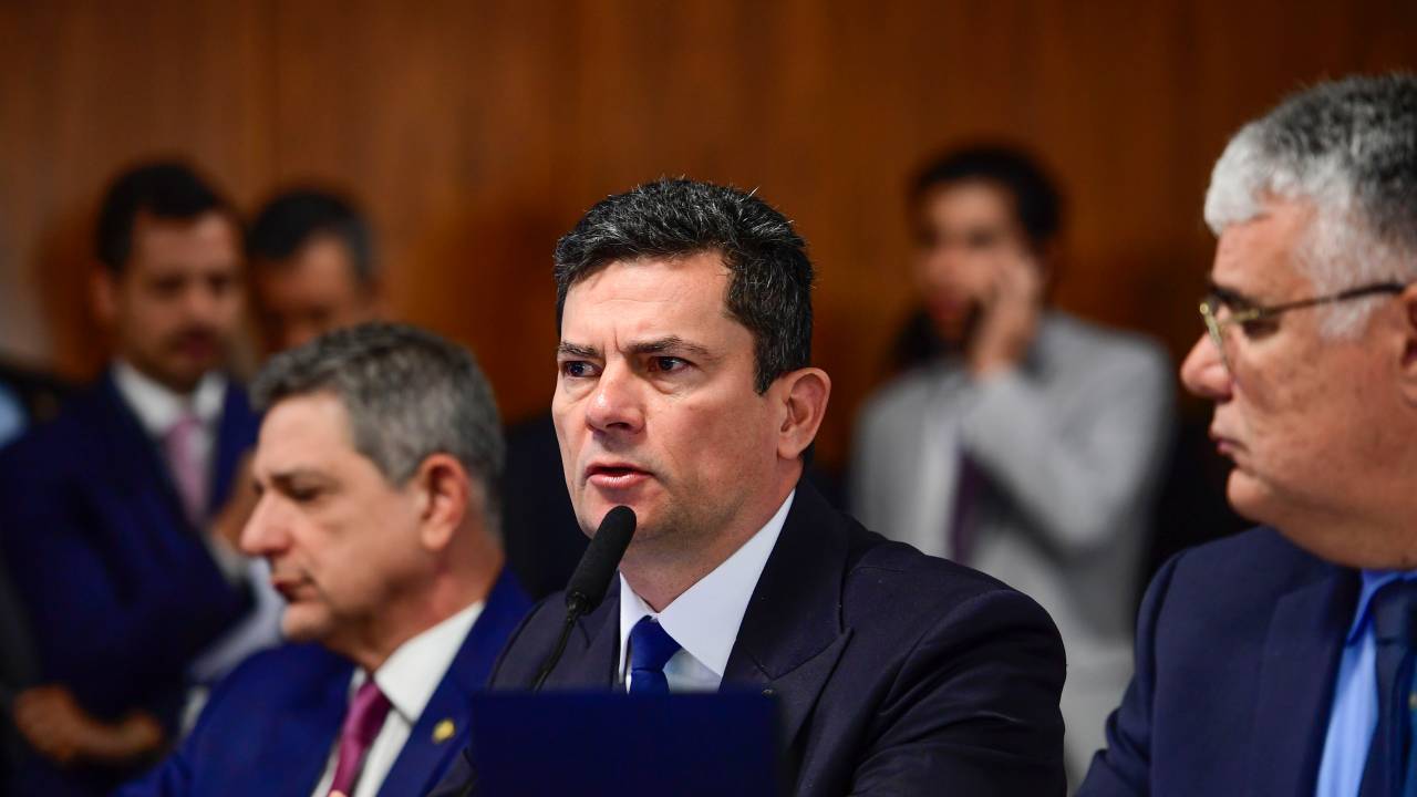 Comissão de Transparência, Governança, Fiscalização e Controle e Defesa do Consumidor (CTFC) promove audiência pública com ministro de Estado da Previdência Social, para prestar informações sobre as fraudes relacionadas a descontos não autorizados por aposentados e pensionistas do Instituto Nacional do Seguro Social (INSS). Senador Sergio Moro (União-PR) em pronunciamento à bancada. Foto: Saulo Cruz/Agência Senado