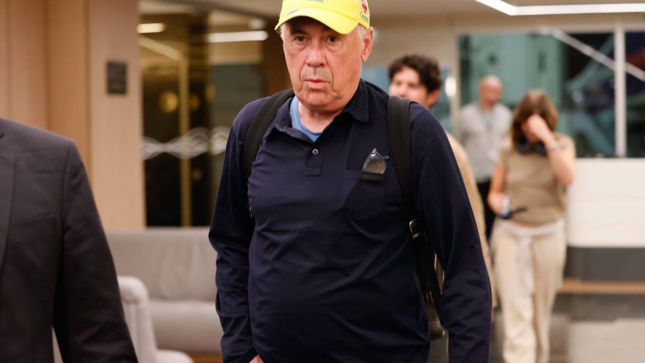 Carlo Ancelotti chega ao Brasil com boné amarelo da CBF