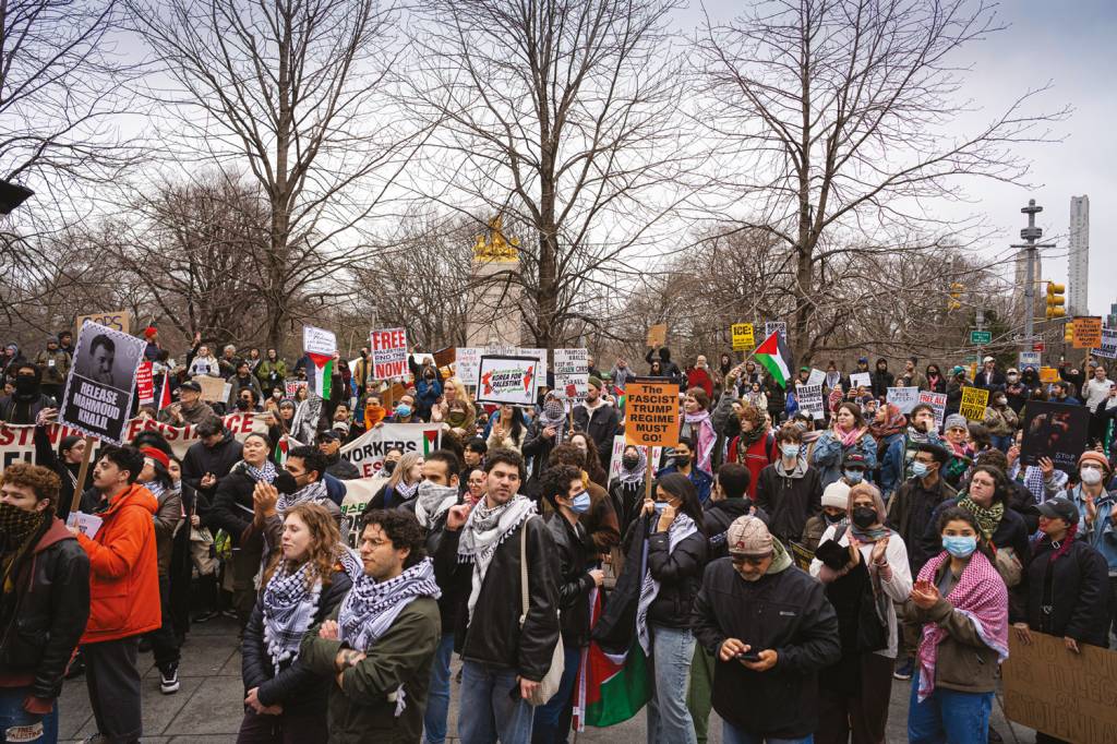 AP25075485375935.jpg REAÇÃO - Multidão em Nova York: protesto contra a perseguição a estrangeiros de Columbia