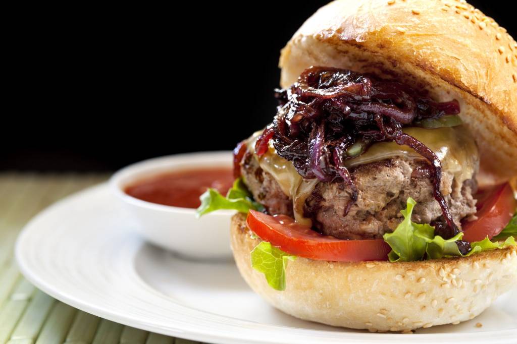 Por que o hambúrguer criado na Alemanha e popularizado nos EUA faz tanto sucesso no Brasil?