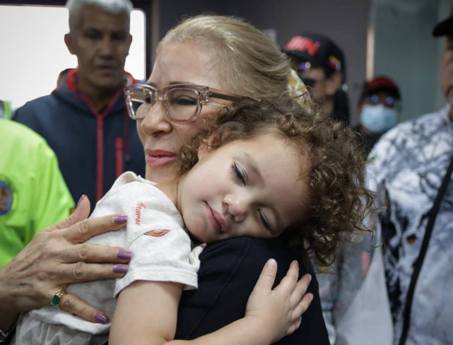 A primeira-dama da Venezuela, Cilia Flores, com Maikelys Espinoza Bernal. 14/05/2025