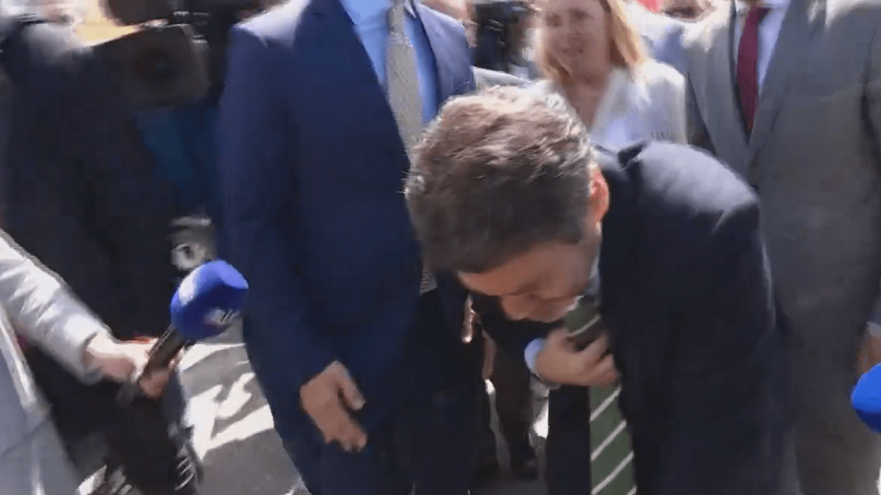 André Ventura, líder do partido português de extrema direita Chega, passa mal em evento de campanha com apoiadores em Odemira, no distrito de Beja. 15/05/2025 -