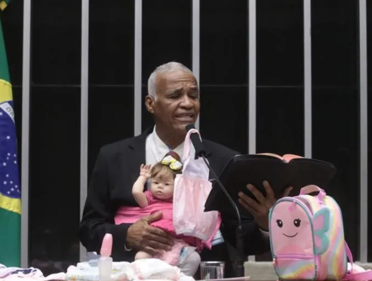 O que disse deputado-pastor na tribuna da Câmara com bebê reborn