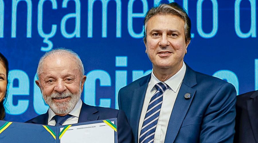 O presidente Luiz Inácio Lula da Silva e o ministro da Educação, Camilo Santana, durante o lançamento dos cursos de graduação em Medicina e Biomedicina do Sírio-Libanês nesta quinta, 22