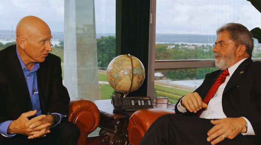 Lula entrega obra de Sebastião Salgado a presidente de Angola