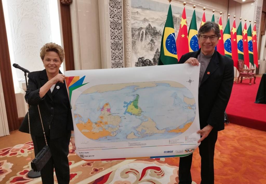 Na China, Dilma exibe mapa-múndi do IBGE de ponta-cabeça