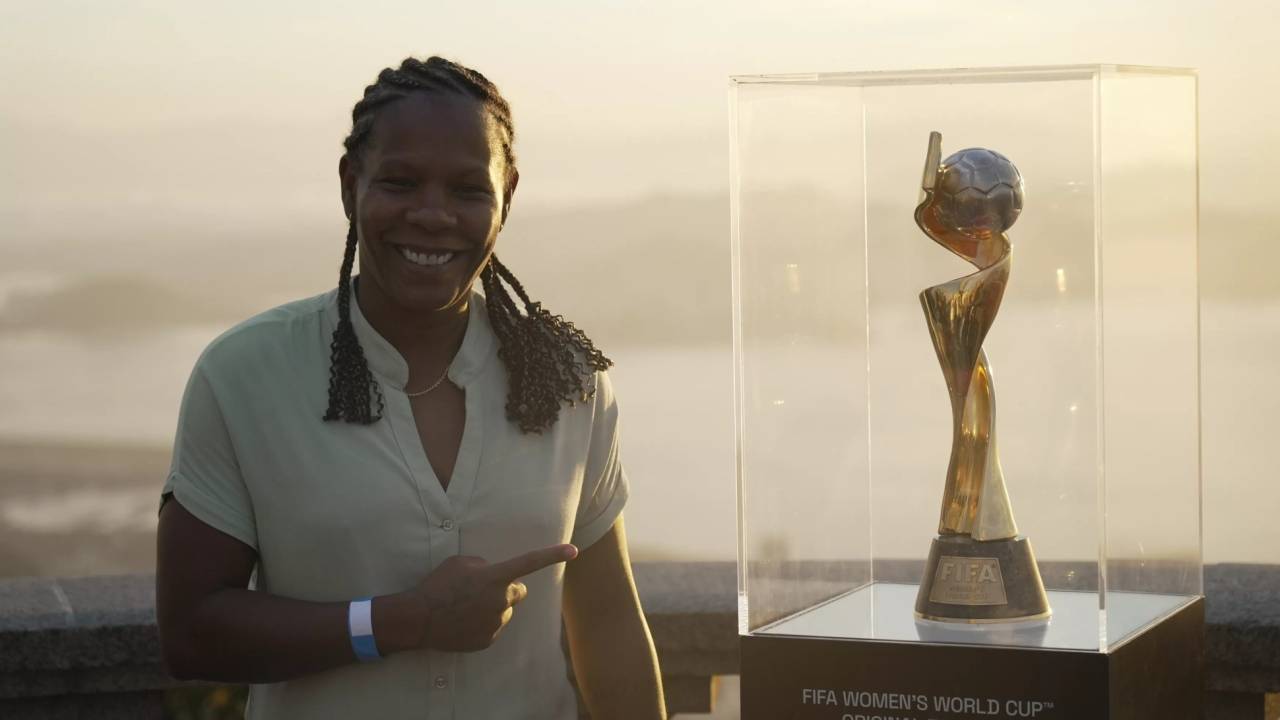 Formiga e a taça: única jogadora da história a disputar sete edições de uma Copa do Mundo sênior feminina ou masculina -
