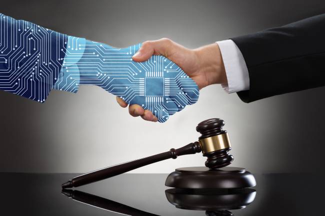 Mão robótica aperta mão humana
