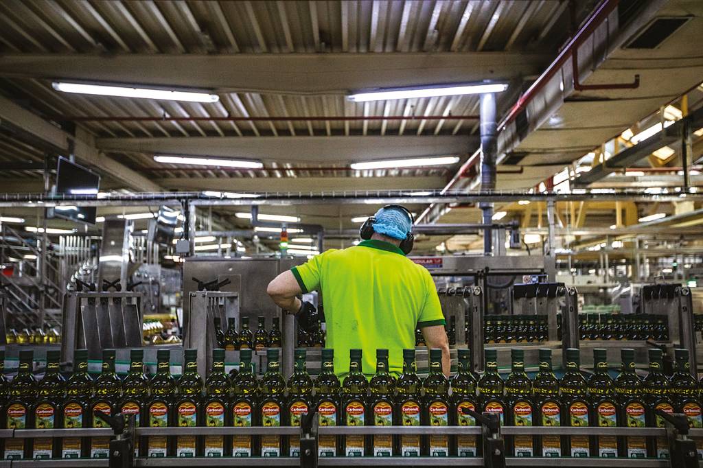 GettyImages-1244774917.jpg Linha de produção de azeite de oliva: exportações de itens agrícolas são uma força