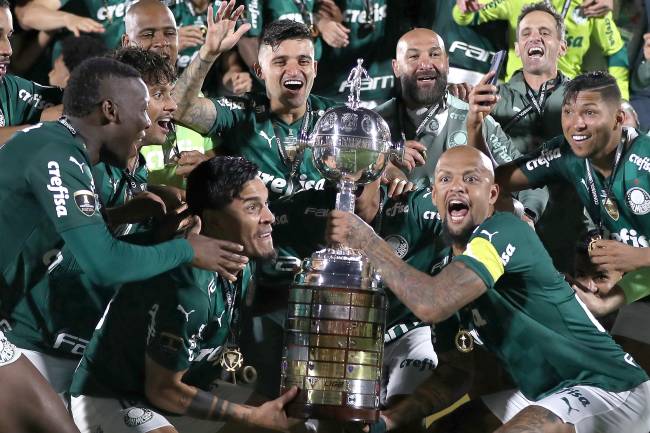 Palmeiras v Flamengo – Copa CONMEBOL Libertadores 2021: Final MONTEVIDEO, URUGUAY - NOVEMBER 27: Felipe Melo and Gustavo Gomez of Palmeiras lifts the Champions Trophy of Copa CONMEBOL Libertadores after the final match of Copa CONMEBOL Libertadores 2021 between Palmeiras and Flamengo at Centenario Stadium on November 27, 2021 in Montevideo, Uruguay. Palmeiras defeated Flamengo by 2-1 in extra time.