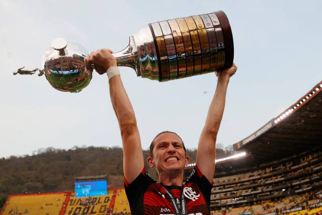 Flamengo v Athletico Paranaense – Copa CONMEBOL Libertadores: Final GUAYAQUIL, ECUADOR - OCTOBER 29: Filipe Luís of Flamengo celebrates with the trophy after winning the final of Copa CONMEBOL Libertadores 2022 between Flamengo and Athletico Paranaense at Estadio Monumental Isidro Romero Carbo on October 29, 2022 in Guayaquil, Ecuador.